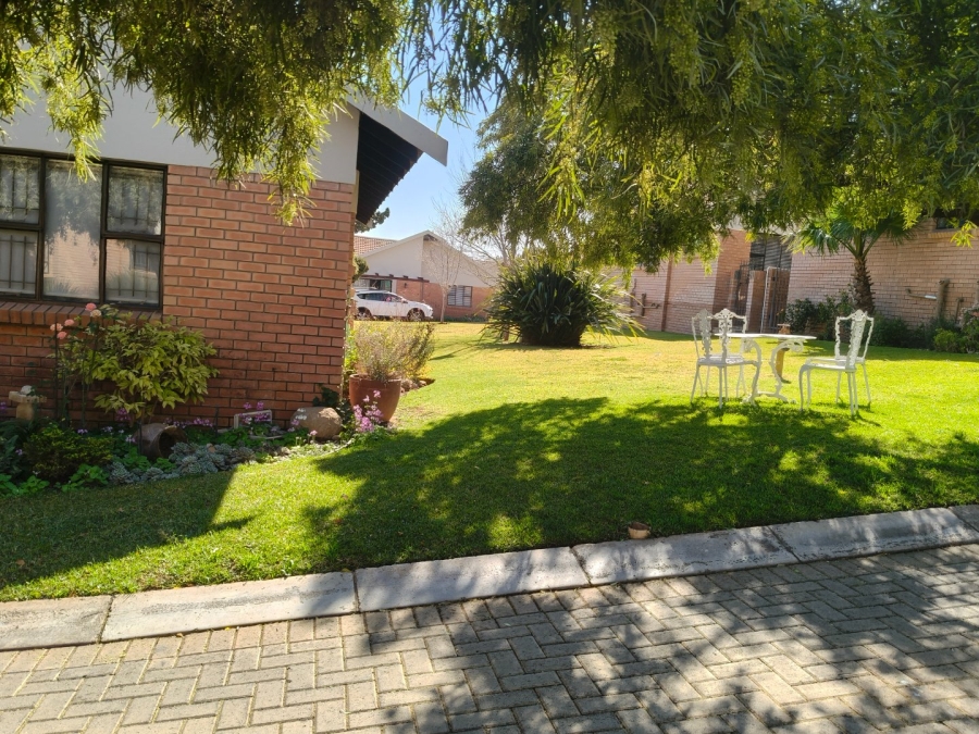 2 Bedroom Property for Sale in Langenhovenpark Free State